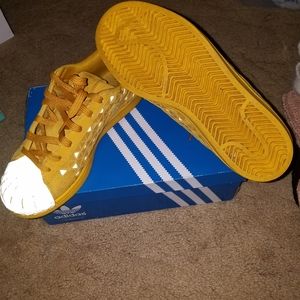 Women's Adidas tennis shoes